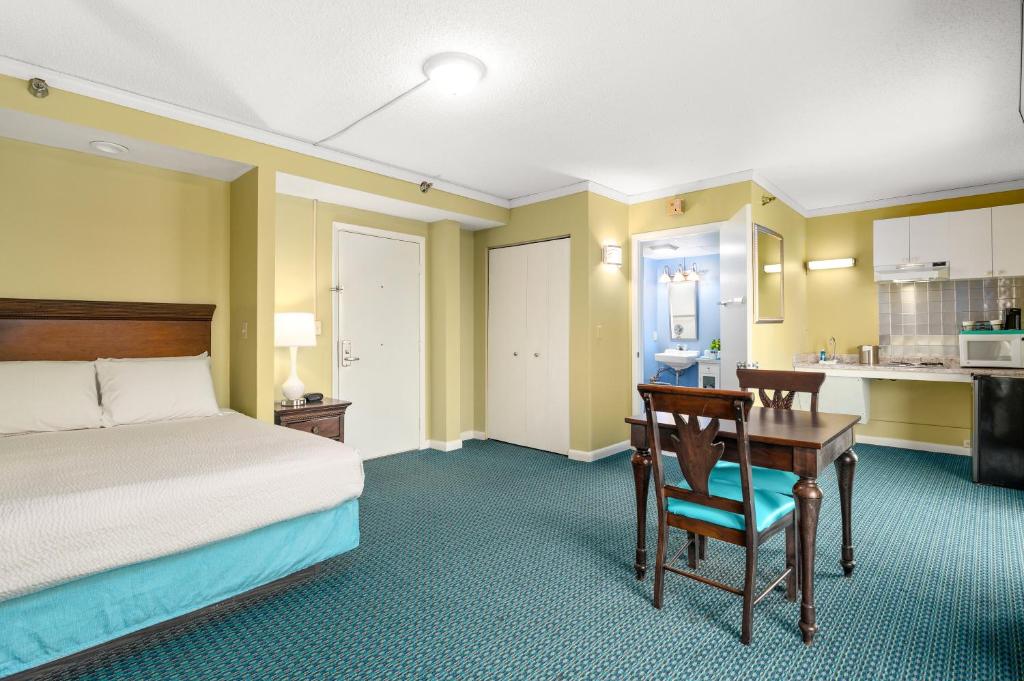 Postel nebo postele na pokoji v ubytování Cayman Suites Hotel