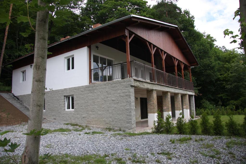 une maison avec un balcon sur le côté de celle-ci dans l'établissement Chata Marine, à Bítov