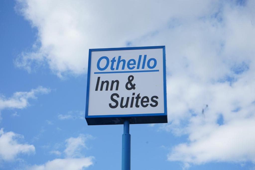 Una señal que dice holam im y suites en Othello Inn And Suites en Othello