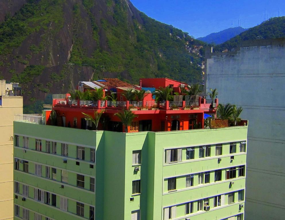 un edificio con plantas encima en The Coral Penthouse in Rio de Janeiro - 7 Bedrooms, en Río de Janeiro