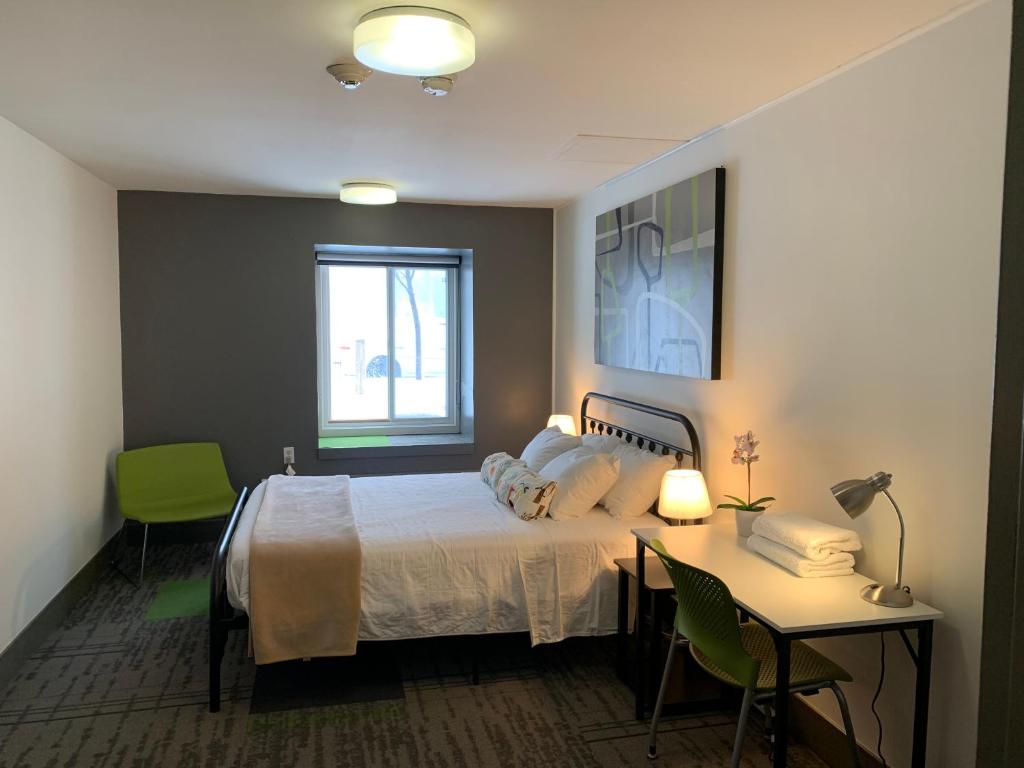 Postel nebo postele na pokoji v ubytování HI Calgary City Centre - Hostel