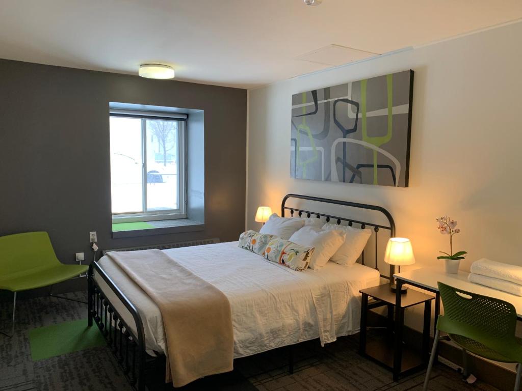 Postel nebo postele na pokoji v ubytování HI Calgary City Centre - Hostel