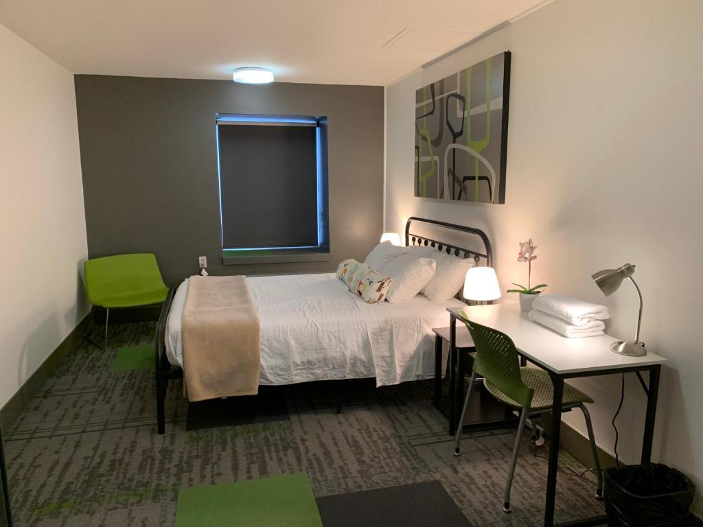 Postel nebo postele na pokoji v ubytování HI Calgary City Centre - Hostel