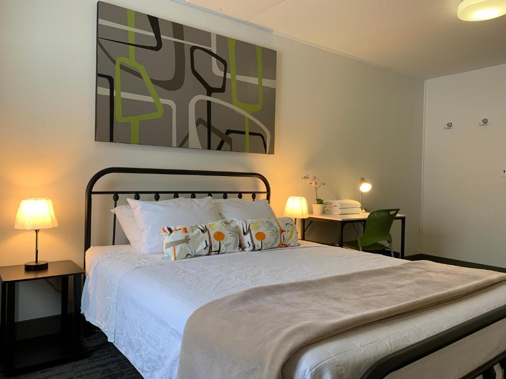 Postel nebo postele na pokoji v ubytování HI Calgary City Centre - Hostel