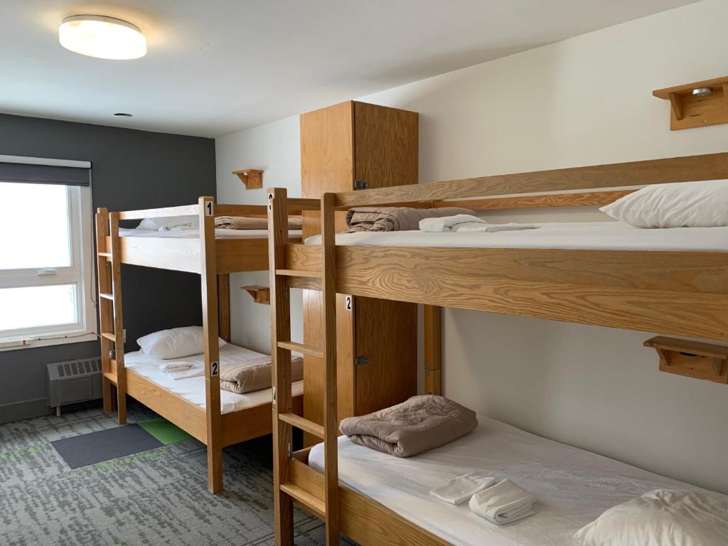 Postel nebo postele na pokoji v ubytování HI Calgary City Centre - Hostel