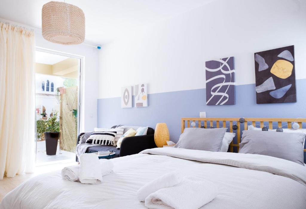 Postel nebo postele na pokoji v ubytování Boho Blu by A&D Properties