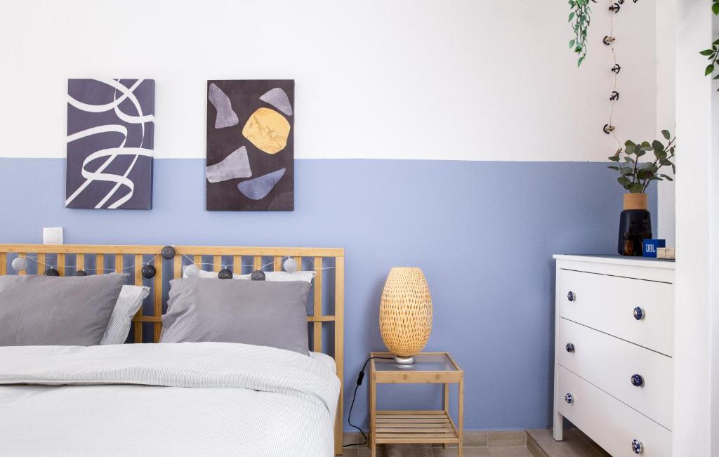 Postel nebo postele na pokoji v ubytování Boho Blu by A&D Properties