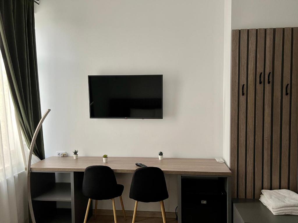 TV a/nebo společenská místnost v ubytování Escape Pensiune