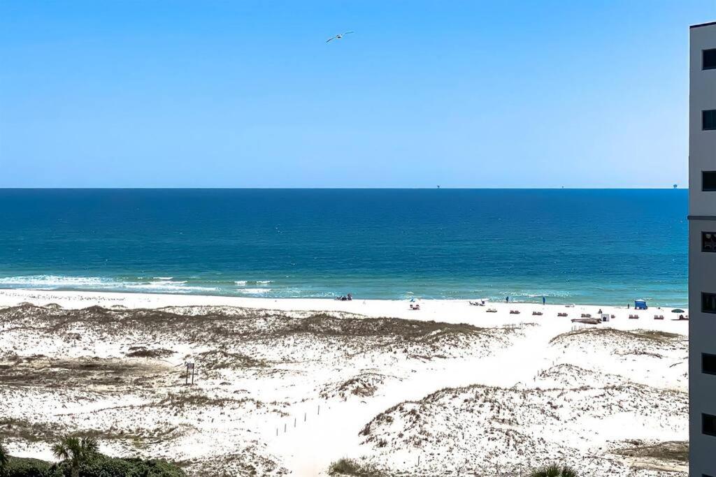 einen Strand mit dem Ozean im Hintergrund in der Unterkunft Royal Gulf Beach and Racquet Club-5615-Beachfront Luxury! Near Kiva Dunes Golf in Gulf Shores