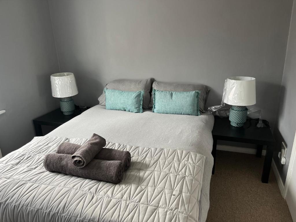 1 dormitorio con 1 cama con toallas en Brighton Central Home with free parking, en Brighton & Hove