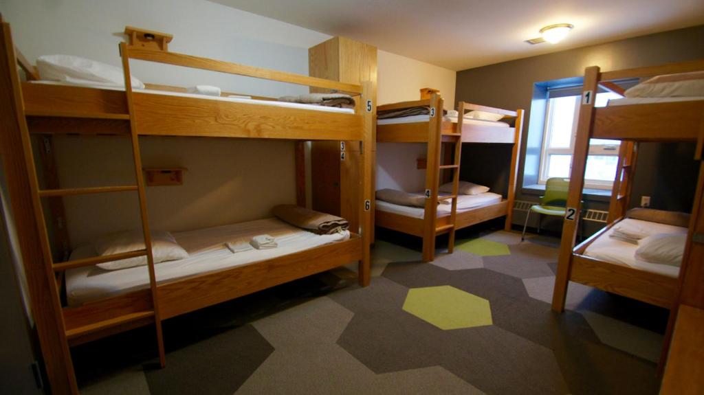 Postel nebo postele na pokoji v ubytování HI Calgary City Centre - Hostel