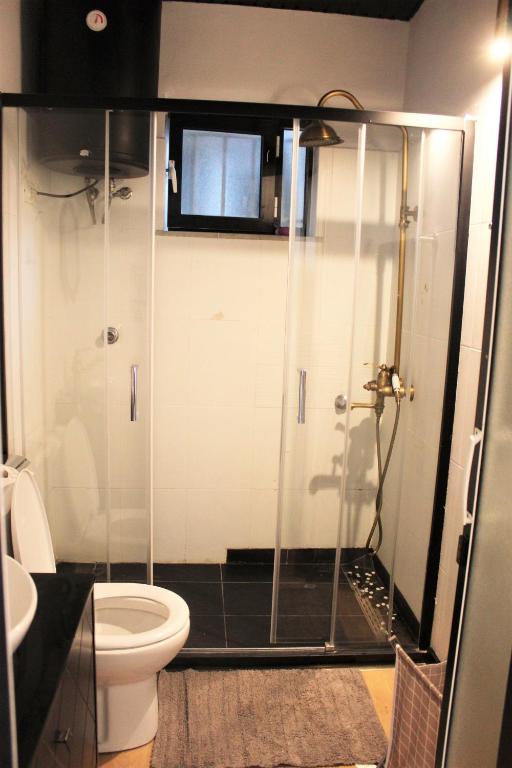 Entire serviced apartment with a beautiful view - Image 3