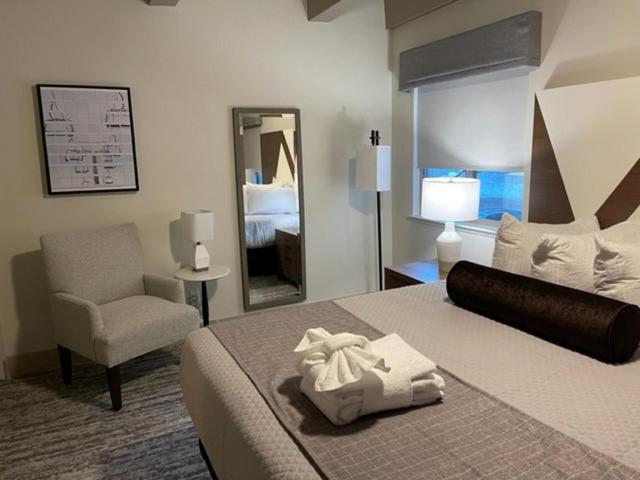 um quarto com uma cama, uma cadeira e um espelho em Tahoe Trail Resort em Stateline