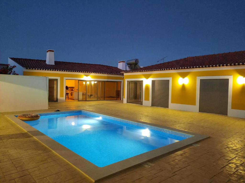 una piscina frente a una casa por la noche en Casa Bocage, en Verdelho