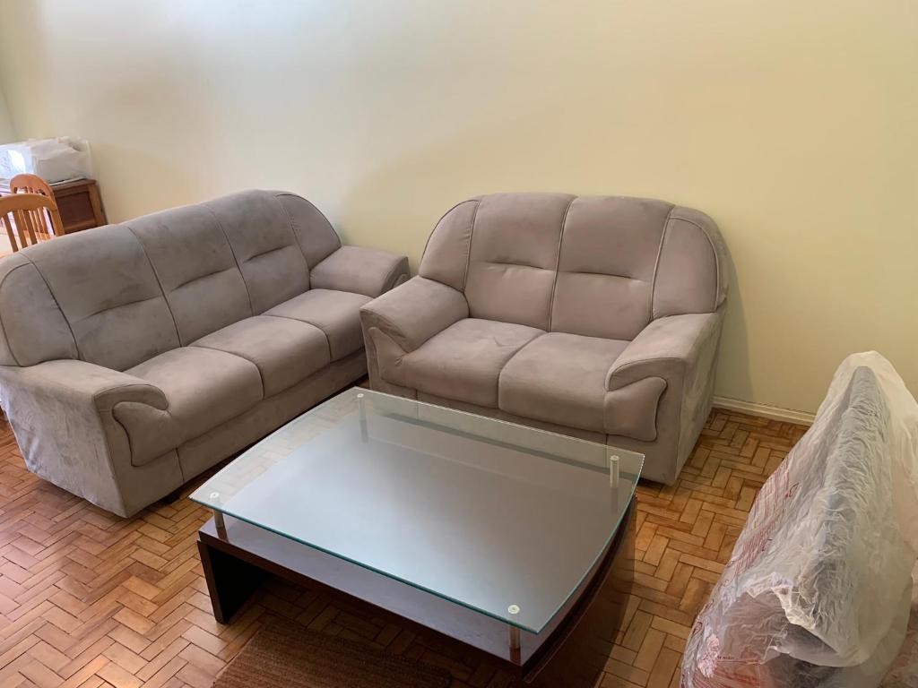 a living room with a couch and a coffee table at Apart 1 Dorm Sala 3 Ambientes in Águas de Lindoia