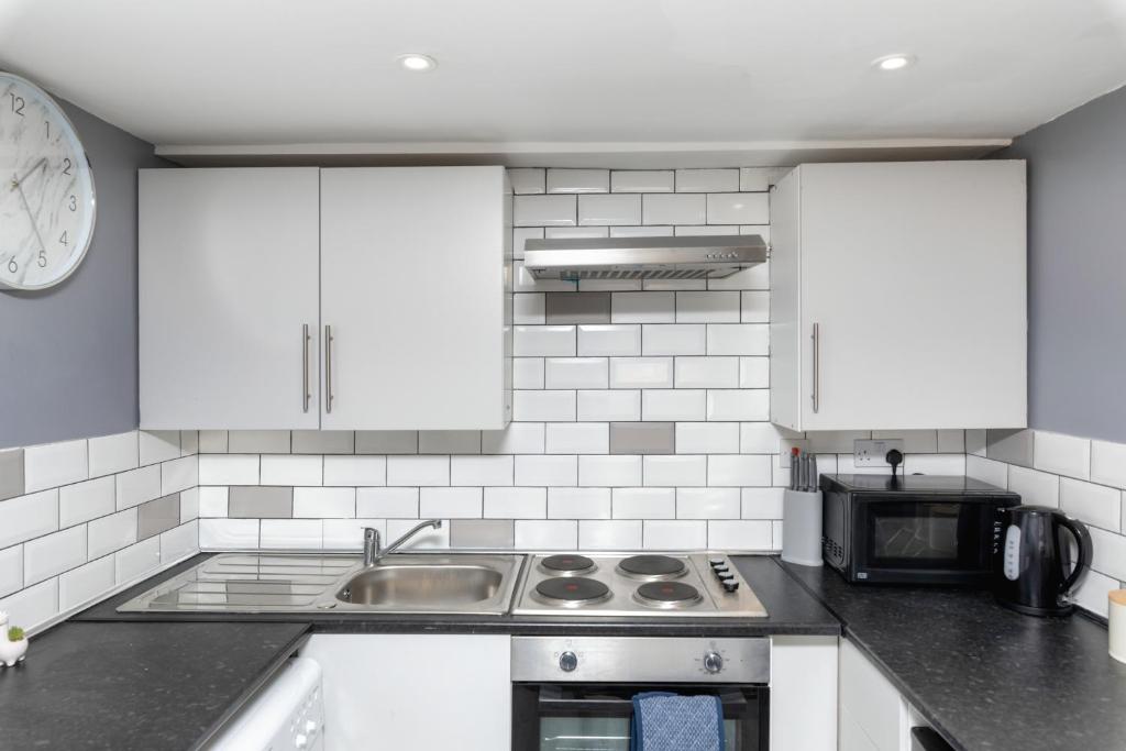 Stockton town centre studio apartments free parking and Wi-Fi - Studio Apartment