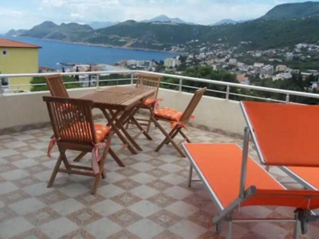a patio with a table and chairs on a balcony at Guest House del Mare in Dobra Voda
