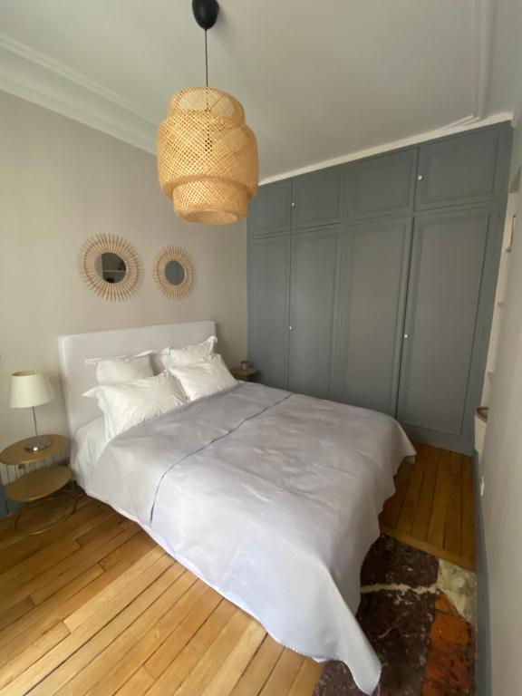 A bed or beds in a room at Elegant appartement Trocadéro