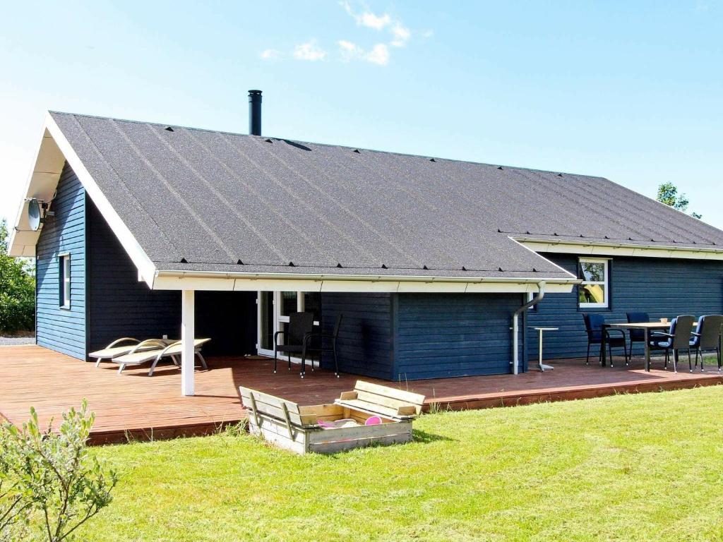 Casa azul con terraza y mesa en 6 person holiday home in Brovst, en Brovst