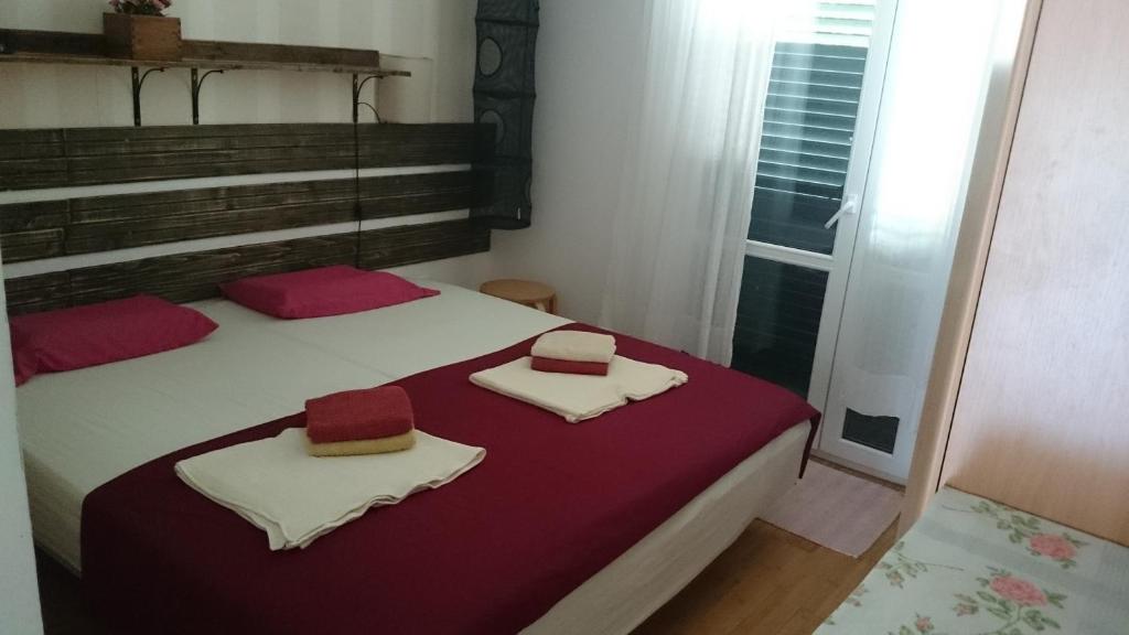 Un pat sau paturi într-o cameră la Apartments Paradiso