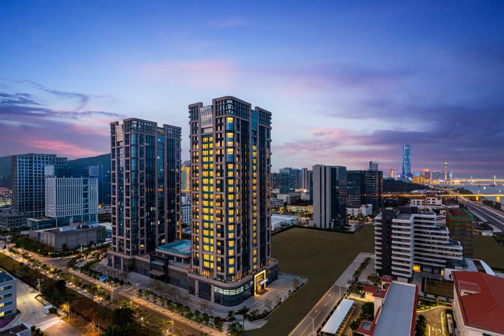 eine Skyline der Stadt mit hohen Gebäuden in einer Stadt in der Unterkunft Somerset Southbay Zhuhai-Hengqin Port in Zhuhai