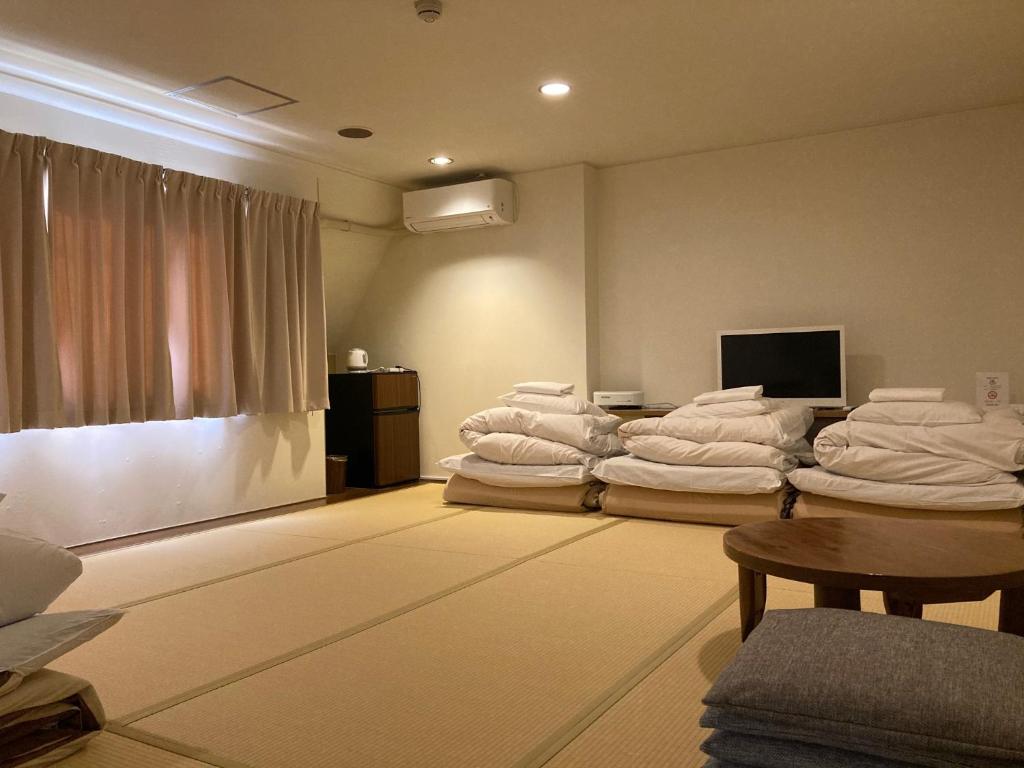 Postel nebo postele na pokoji v ubytování J-Hoppers Beppu Guesthouse ジェイホッパーズ別府ゲストハウス