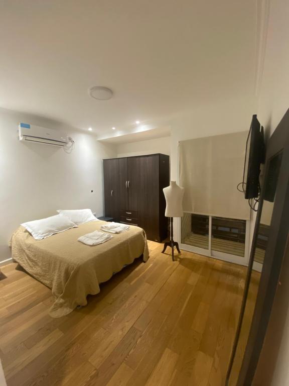 a bedroom with a bed and a flat screen tv at Excelente Departamento a 10 cuadras de Bv in Santa Fe