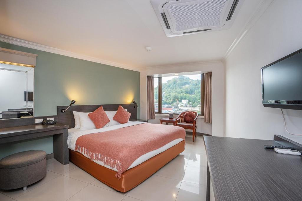 TV a/nebo společenská místnost v ubytování I Pavilion Hotel Phuket