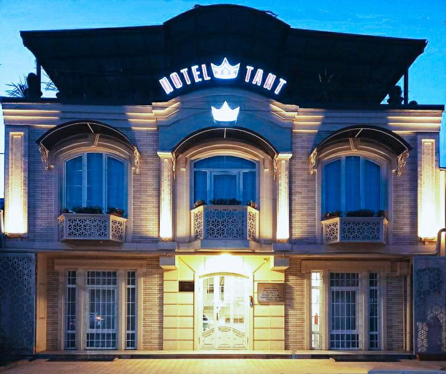 um edifício com uma frente iluminada em Hotel Taht em Tashkent