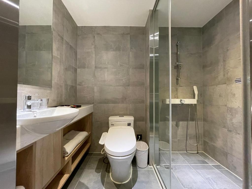 Koupelna v ubytování N Hotel