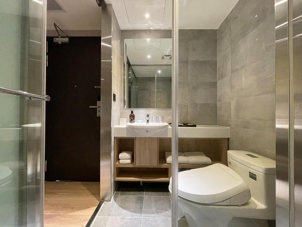 Koupelna v ubytování N Hotel