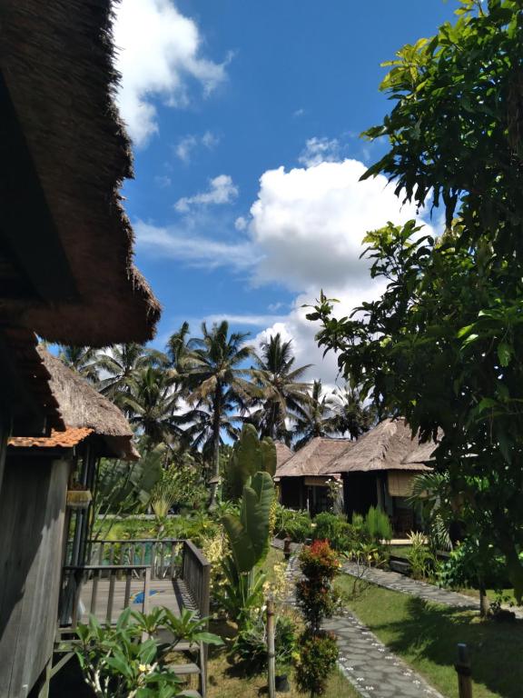 een uitzicht op het terrein van een resort met palmbomen bij Taman Bintang Villa Ubud in Ubud