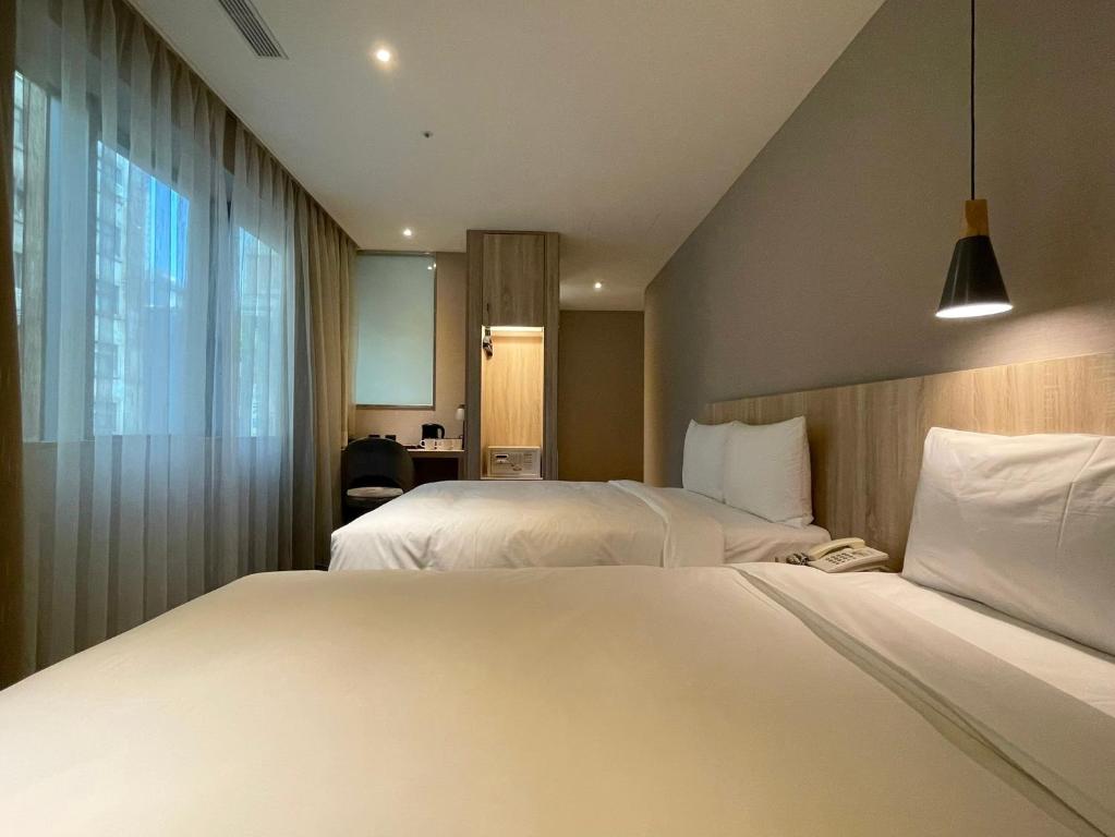 Postel nebo postele na pokoji v ubytování N Hotel