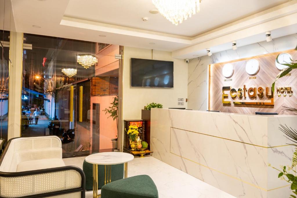 Khu vực ghế ngồi tại Ecstasy Hotel