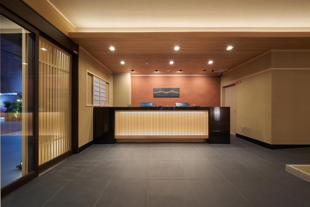 um escritório com uma recepção num edifício em Welina Hotel Shinsaibashi NAGOMI em Osaka