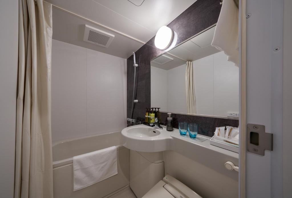 大阪市にあるWelina Hotel Shinsaibashi NAGOMIのバスルーム(洗面台、トイレ、バスタブ付)