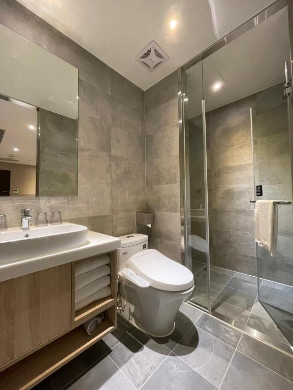 Koupelna v ubytování N Hotel