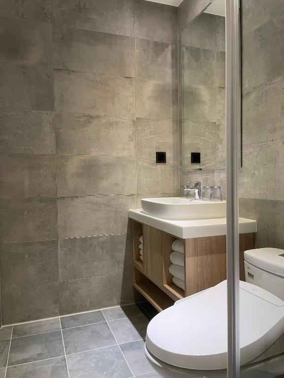 Koupelna v ubytování N Hotel