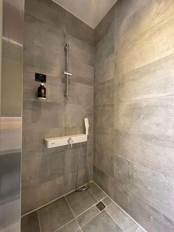 Koupelna v ubytování N Hotel