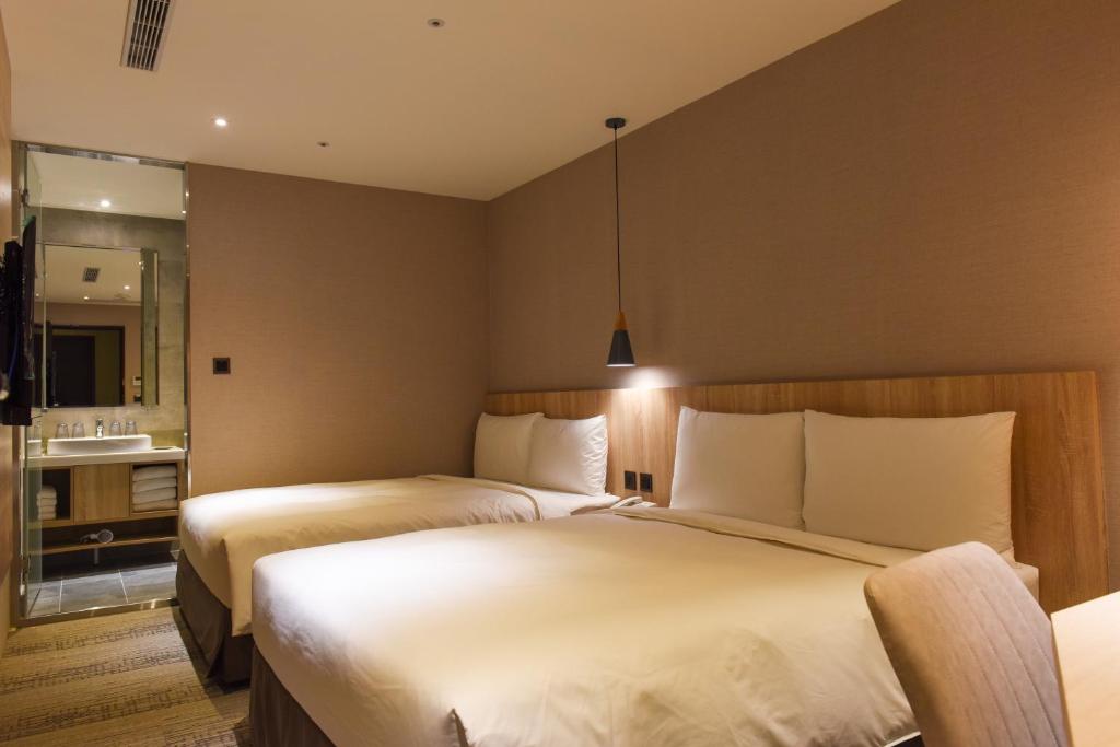 Postel nebo postele na pokoji v ubytování N Hotel