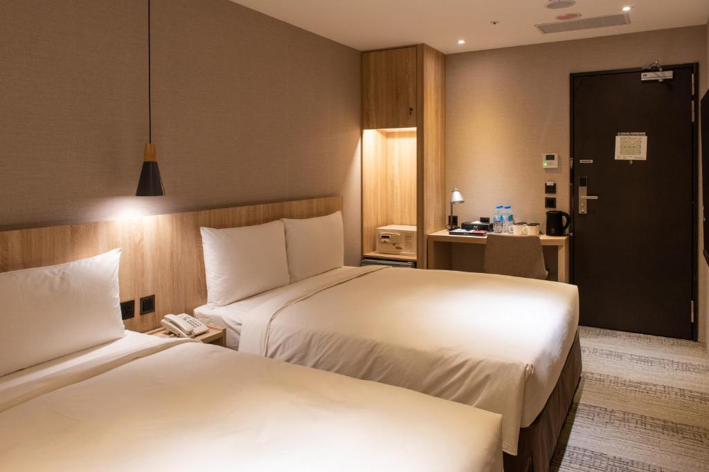 Postel nebo postele na pokoji v ubytování N Hotel