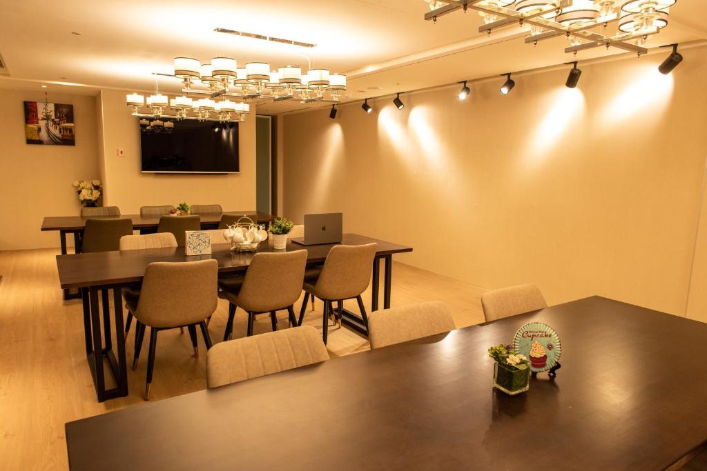 TV a/nebo společenská místnost v ubytování N Hotel