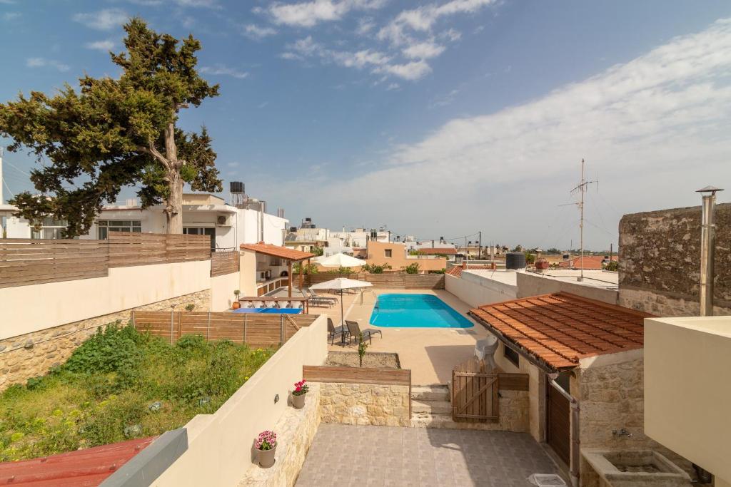 Vista de la piscina de Villa Thalasena o d'una piscina que hi ha a prop