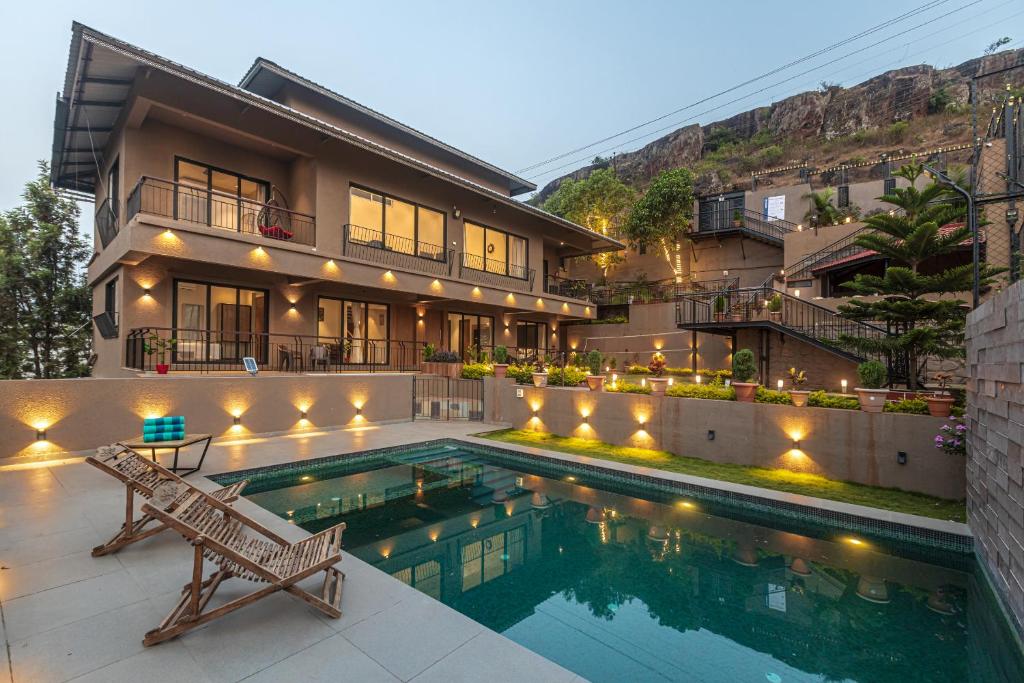 Bazén v ubytování SaffronStays Cinco Elementos, Panchgani - stunning valley view pool villa nebo v jeho okolí