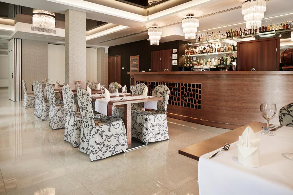 Lounge alebo bar v ubytovaní Hotel Miodowy Młyn