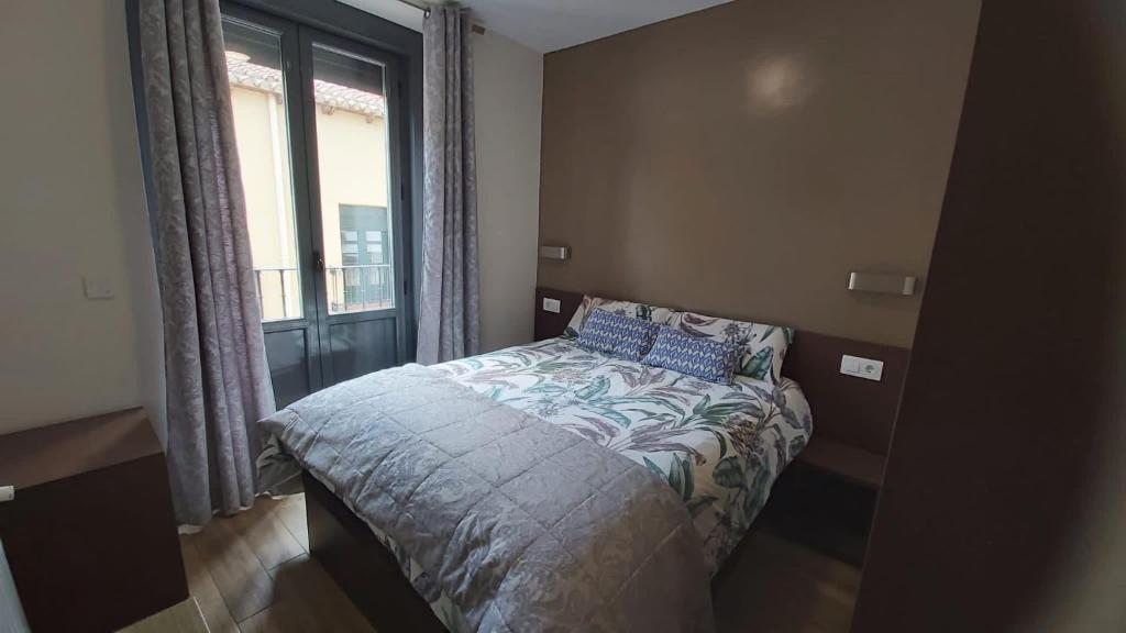 Cama o camas de una habitación en Hostal Corazón de Madrid
