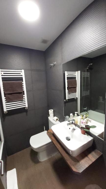 y baño con lavabo blanco y aseo. en Hostal Corazón de Madrid, en Madrid