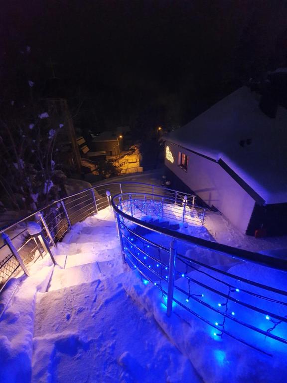 U Tadka dom z jacuzzi na zielonej v zimě