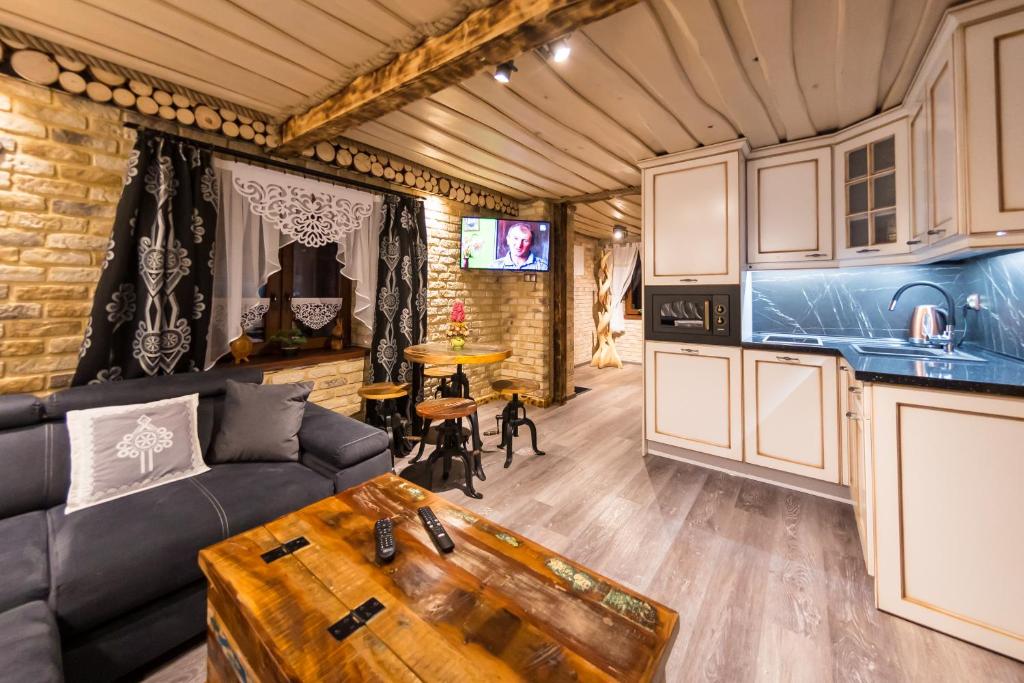 TV a/nebo společenská místnost v ubytování U Tadka dom z jacuzzi na zielonej