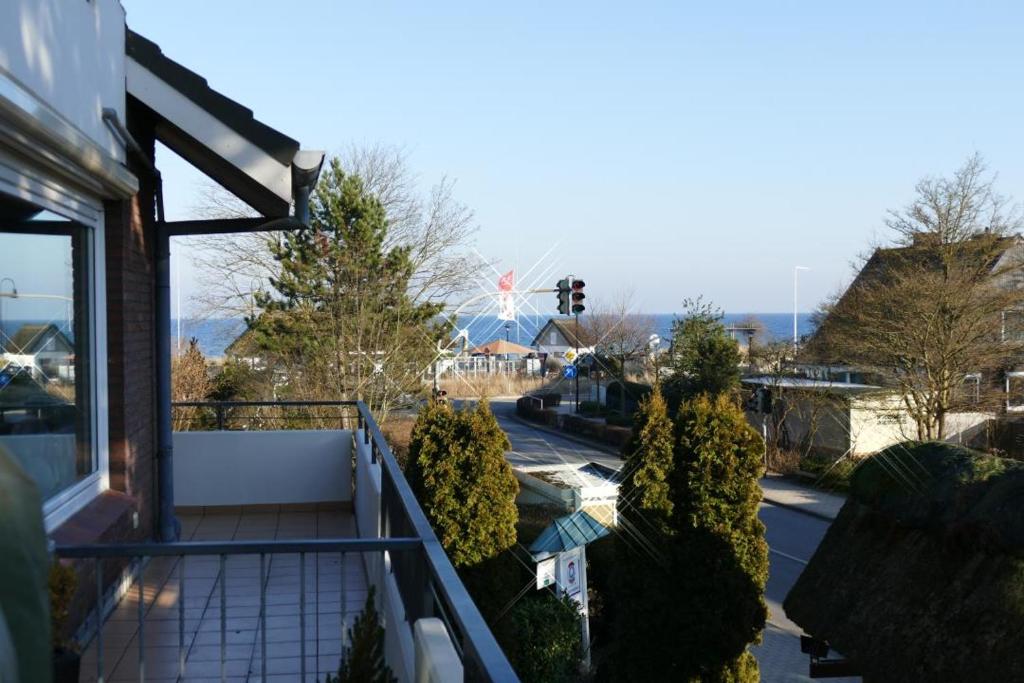 - un balcon d'une maison avec un feu de circulation dans l'établissement Baltic Nr. 13, à Scharbeutz